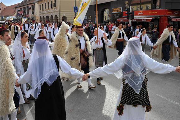 U svečanom mimohodu 50. Vinkovačkih jeseni više od 4.000 njegovatelja folklorne tradicije