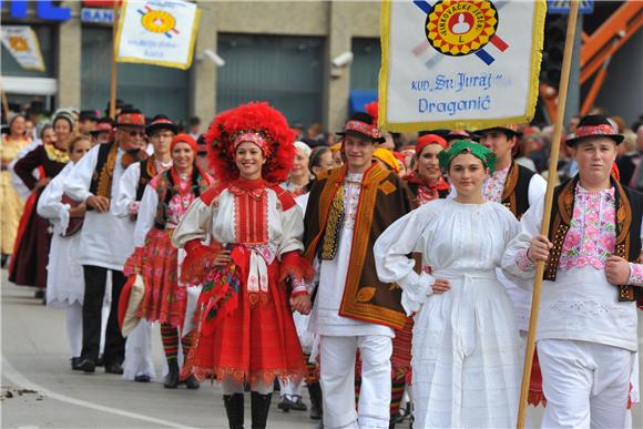 U svečanom mimohodu 50. Vinkovačkih jeseni više od 4.000 njegovatelja folklorne tradicije