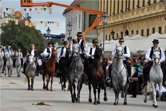 U svečanom mimohodu 50. Vinkovačkih jeseni više od 4.000 njegovatelja folklorne tradicije