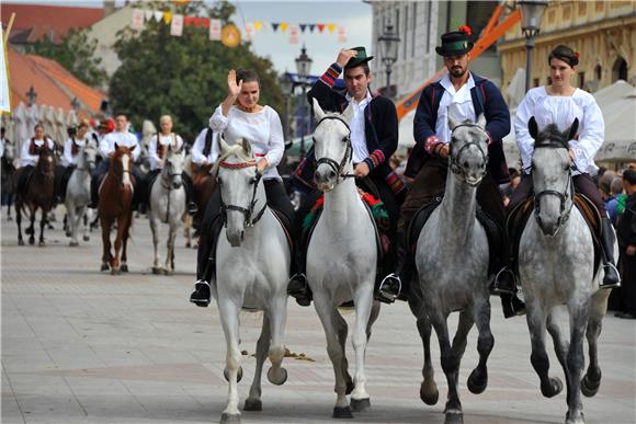 U svečanom mimohodu 50. Vinkovačkih jeseni više od 4.000 njegovatelja folklorne tradicije