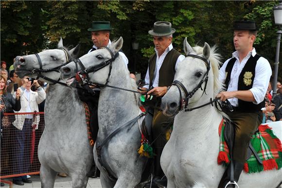 U svečanom mimohodu 50. Vinkovačkih jeseni više od 4.000 njegovatelja folklorne tradicije