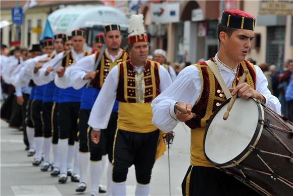 U svečanom mimohodu 50. Vinkovačkih jeseni više od 4.000 njegovatelja folklorne tradicije