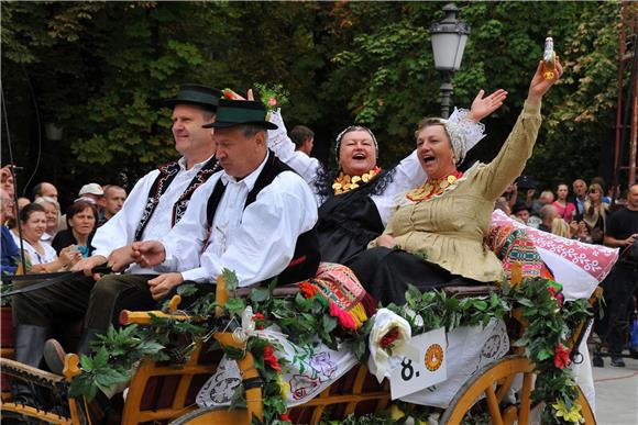 U svečanom mimohodu 50. Vinkovačkih jeseni više od 4.000 njegovatelja folklorne tradicije