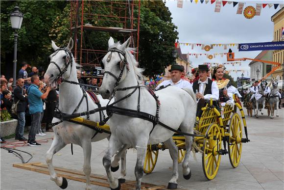 U svečanom mimohodu 50. Vinkovačkih jeseni više od 4.000 njegovatelja folklorne tradicije