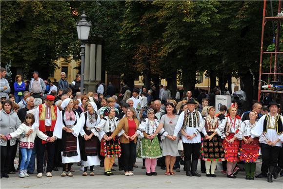 U svečanom mimohodu 50. Vinkovačkih jeseni više od 4.000 njegovatelja folklorne tradicije