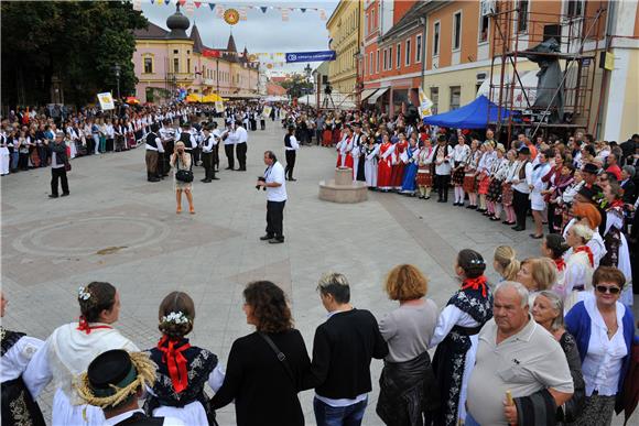 U svečanom mimohodu 50. Vinkovačkih jeseni više od 4.000 njegovatelja folklorne tradicije