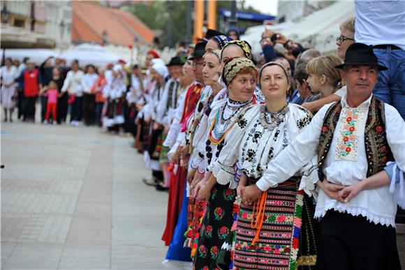 U svečanom mimohodu 50. Vinkovačkih jeseni više od 4.000 njegovatelja folklorne tradicije