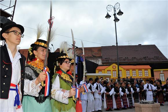 U svečanom mimohodu 50. Vinkovačkih jeseni više od 4.000 njegovatelja folklorne tradicije