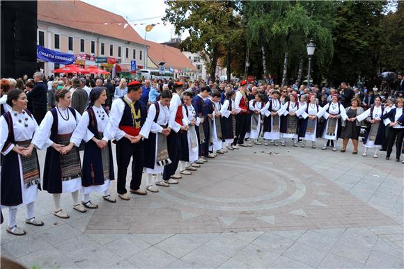 U svečanom mimohodu 50. Vinkovačkih jeseni više od 4.000 njegovatelja folklorne tradicije