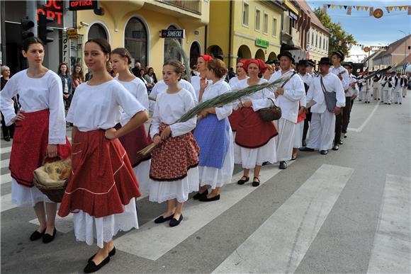 U svečanom mimohodu 50. Vinkovačkih jeseni više od 4.000 njegovatelja folklorne tradicije