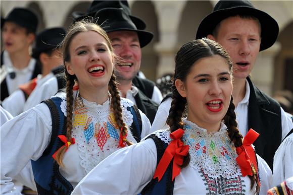 U svečanom mimohodu 50. Vinkovačkih jeseni više od 4.000 njegovatelja folklorne tradicije