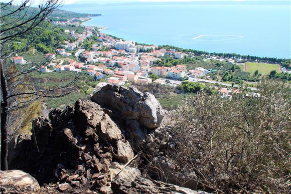 Ugašen požar u Tučepima, saniraju se štete na dalekovodima