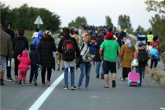 IZBJEGLICE - Migranti sada stižu preko brdovitog područja Bapske