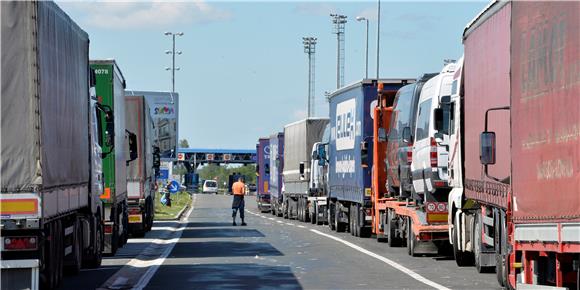 IZBJEGLICE Na Bajakovu otvoren ulaz u Hrvatsku, na izlazu kolona od 9 km