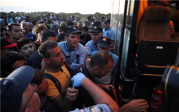 IZBJEGLICE Izbjeglice stizale cijelu noć, iz Bapske autobusima se prevoze u Opatovac