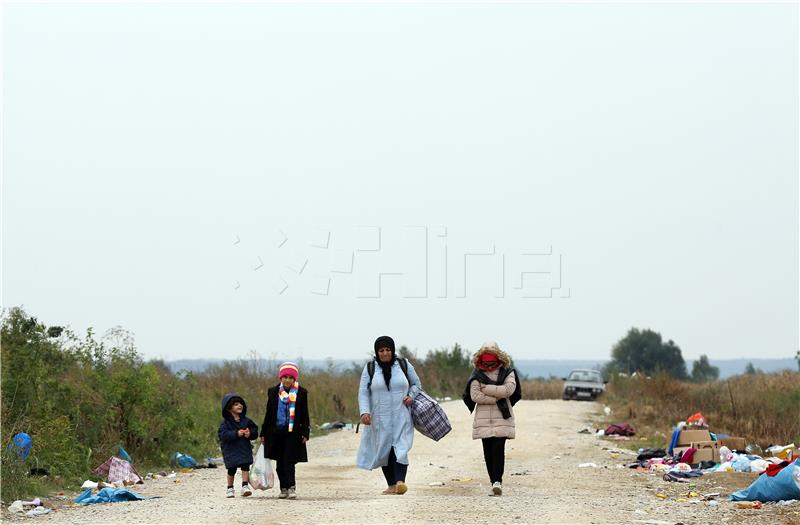 IZBJEGLICE U Opatovac migranti i izbjeglice neprestano pristižu