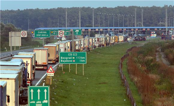 Na Bajakovu na izlazu kolona teretnih vozila oko 2 kilometra