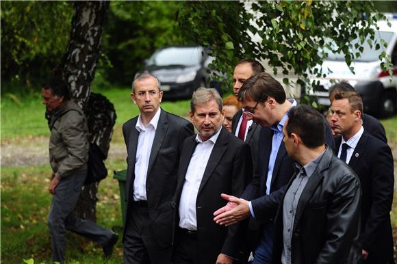 Hahn urges Croatia to lift border blockade with Serbia