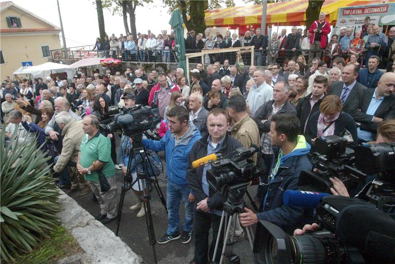 Kastav:  Premijer Milanović sudjelovao na manifestaciji 'Pozdrav Beloj nedeji'