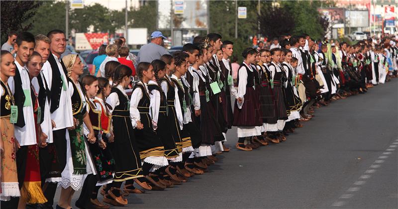 Novi Sad: 12.000 plesača u najdužem kolu za Guinnessov rekord