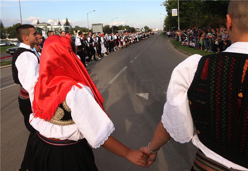 Novi Sad: 12.000 plesača u najdužem kolu za Guinnessov rekord