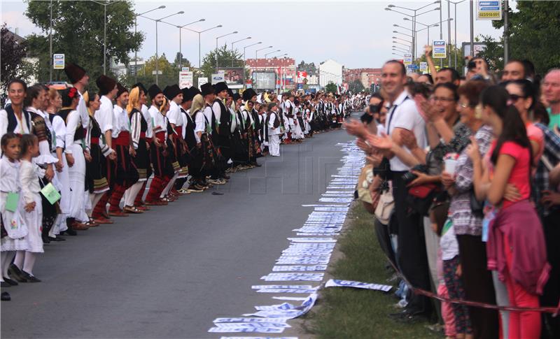 Novi Sad: 12.000 plesača u najdužem kolu za Guinnessov rekord