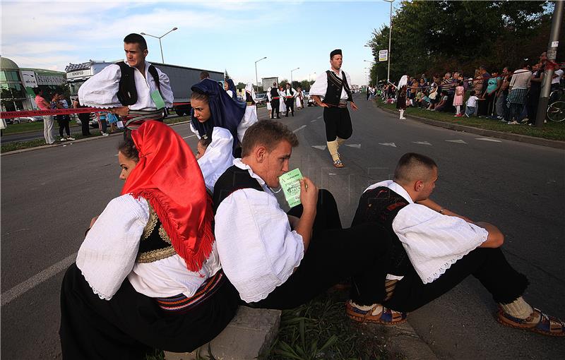 Novi Sad: 12.000 plesača u najdužem kolu za Guinnessov rekord