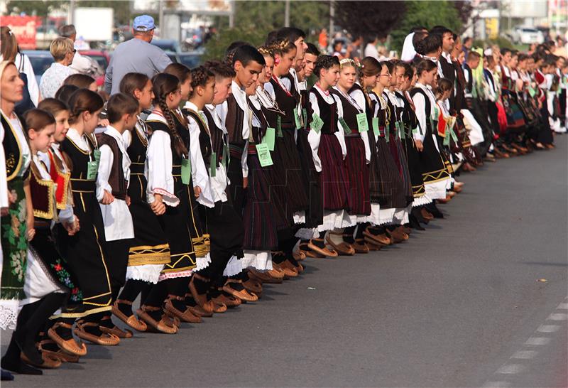 Novi Sad: 12.000 plesača u najdužem kolu za Guinnessov rekord