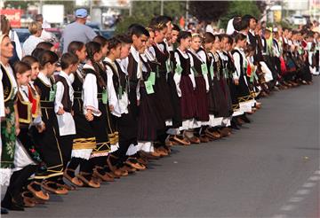 Novi Sad: 12.000 plesača u najdužem kolu za Guinnessov rekord