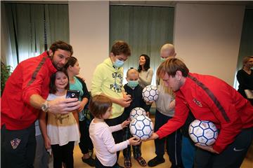 Rakitić i Srna s djecom oboljelom od malignih bolesti u KBC-u Zagreb