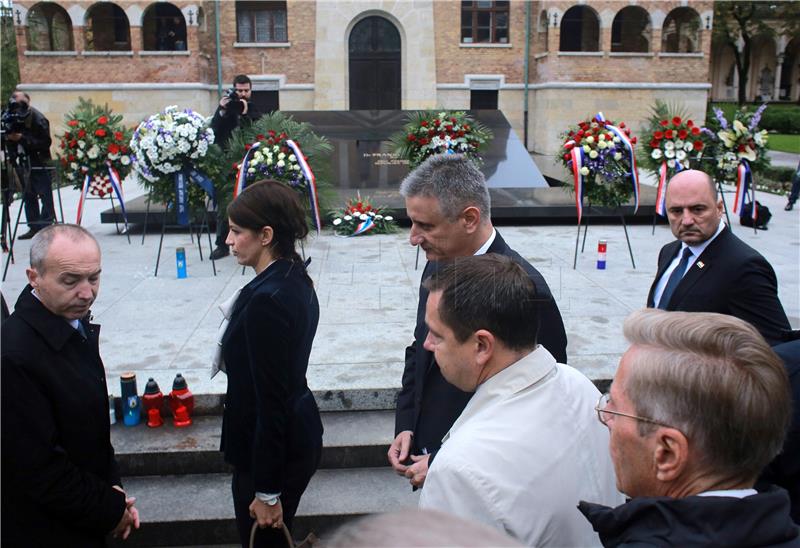 HDZ delegation lays wreaths on occasion of Independence Day