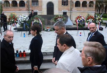 HDZ delegation lays wreaths on occasion of Independence Day