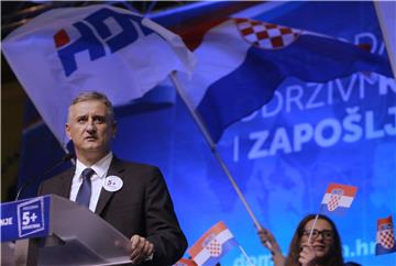 IZBORi 2015. Karamarko: HDZ neće imati tako djetinjasti mandat kao Milanovićeva Vlada