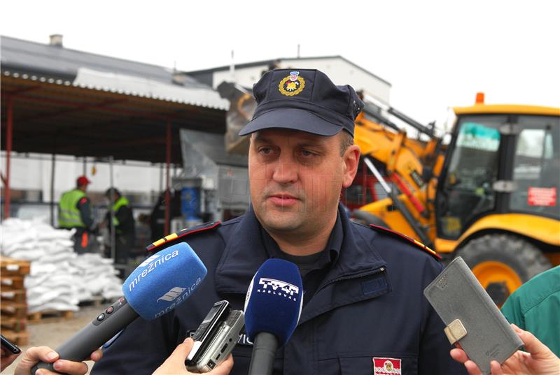  Karlovac započeo obranu od moguće poplave koja se očekuje u petak