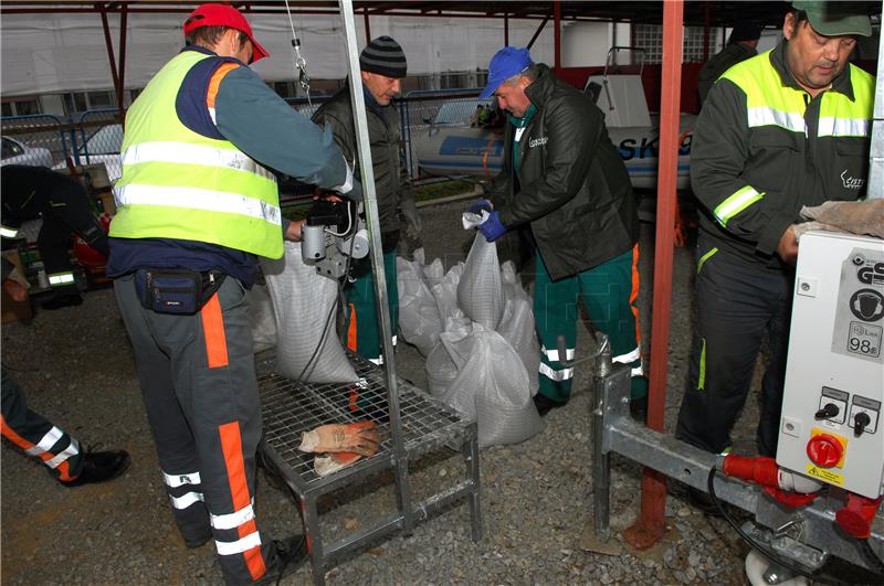  Karlovac započeo obranu od moguće poplave koja se očekuje u petak