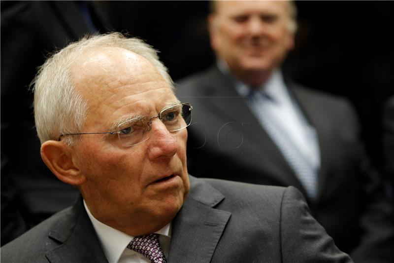 Schaeuble razmišlja o smanjenju socijalne pomoći izbjeglicama