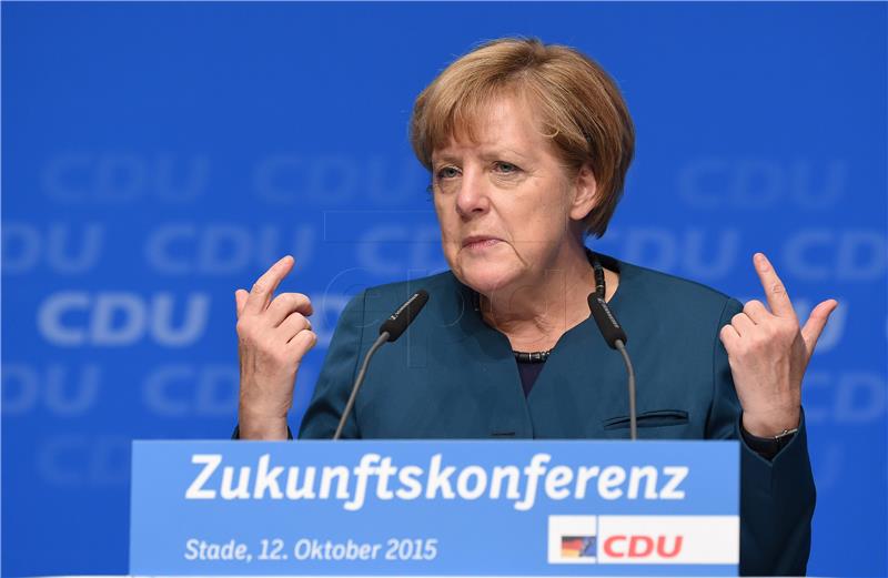 Merkel odbila stranački pritisak da zauzme oštriji stav prema izbjeglicama 