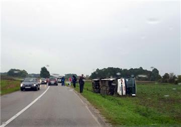 Kod Slavonskog Broda prevrnuo se autobus s učenicima, nema teže ozlijeđenih