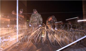 Hungary seals off border at Botovo