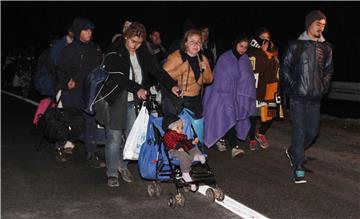 IZBJEGLICE - Mađarske vlasti propuštaju izbjeglice na prijelazu kod Botova i nakon ponoći