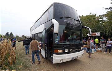 Izbjeglice čekaju  u autobusima ulazak iz Srbije u Hrvatsku 