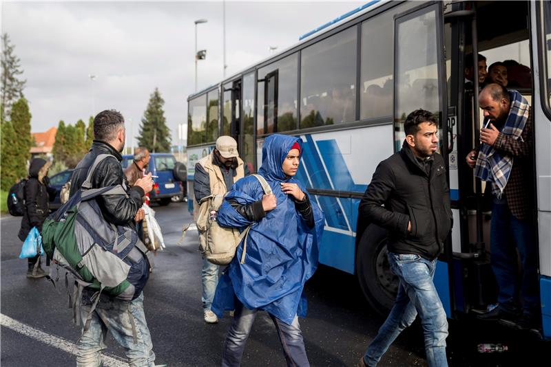 Austria informs Slovenia it can take no more migrants