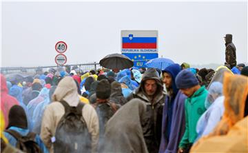 Slovenia and Austria resume taking migrants