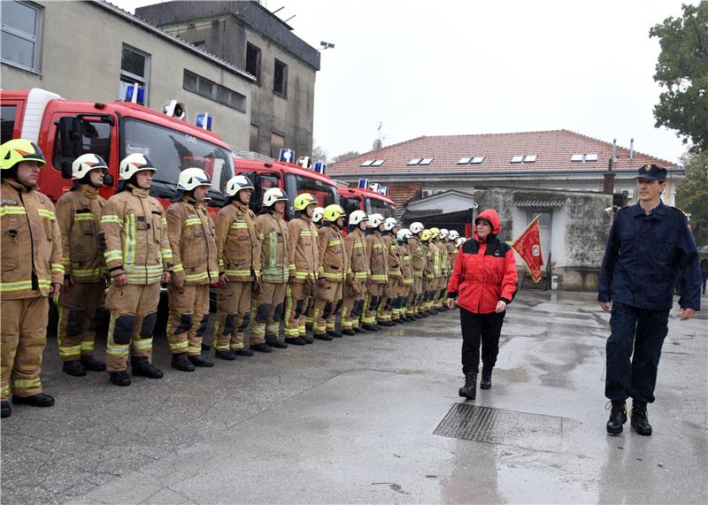 Grabar-Kitarović u Karlovcu na poplavljenim područjima