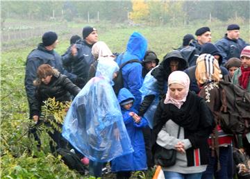 IZBJEGLICE - Bapska: policija sprječava nekontroliran ulazak u Hrvatsku