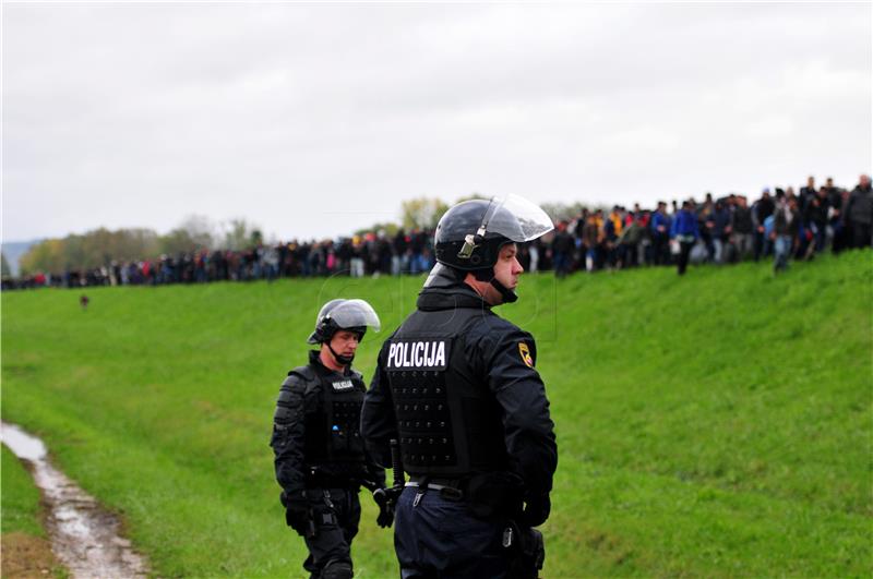 Nesporazum policije i dvojice novinara na srpsko-hrvatskoj granici