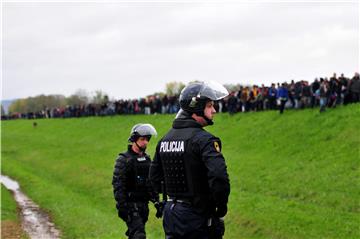 Nesporazum policije i dvojice novinara na srpsko-hrvatskoj granici