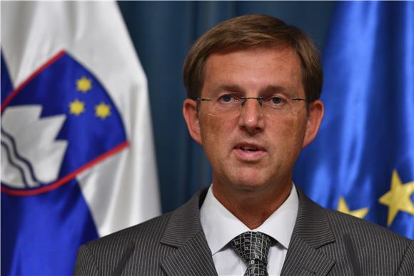 Slovenia to use army to help guard border in migrant crisis