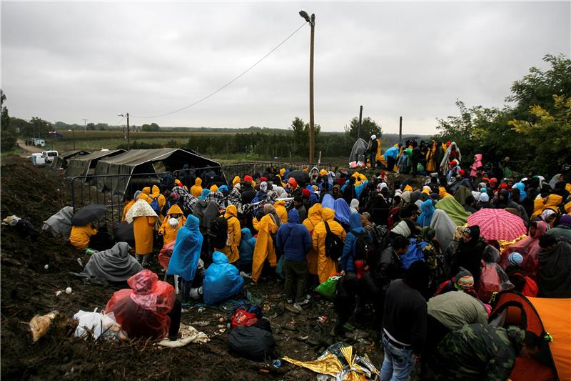 Na Berkasovu jutros 3.500 izbjeglica, u Srbiju ih stiže oko 5.000 dnevno