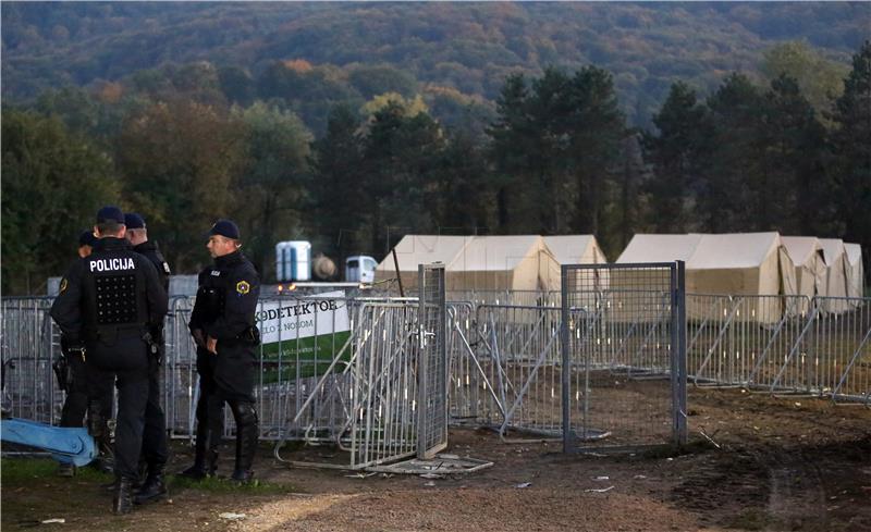 IZBJEGLICE pješice od hrvatske granice do kampa u Brežicama